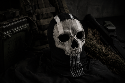 Fabrication du masque Ghost montrant la cagoule, le masque imprimé en 3D, la peinture artisanale et les matériaux utilisés avant l'assemblage à la main.