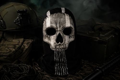 Masque Ghost artisanal imprimé en 3D, peint à la main et cousu à la main sur une cagoule noire. Pièce unique au style tactique avec finition réaliste effet crâne.